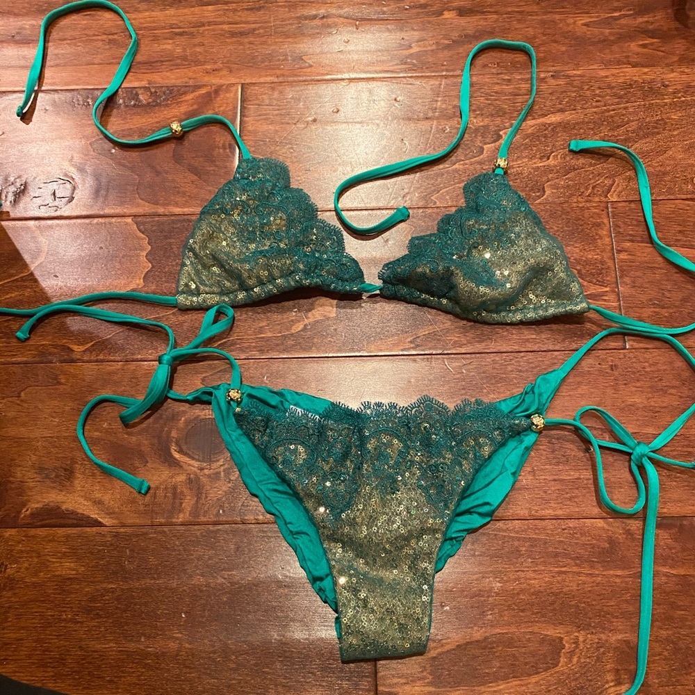 Beach Bunny Swimwear: Size medium